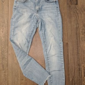 Cropped frayed bottom jeans